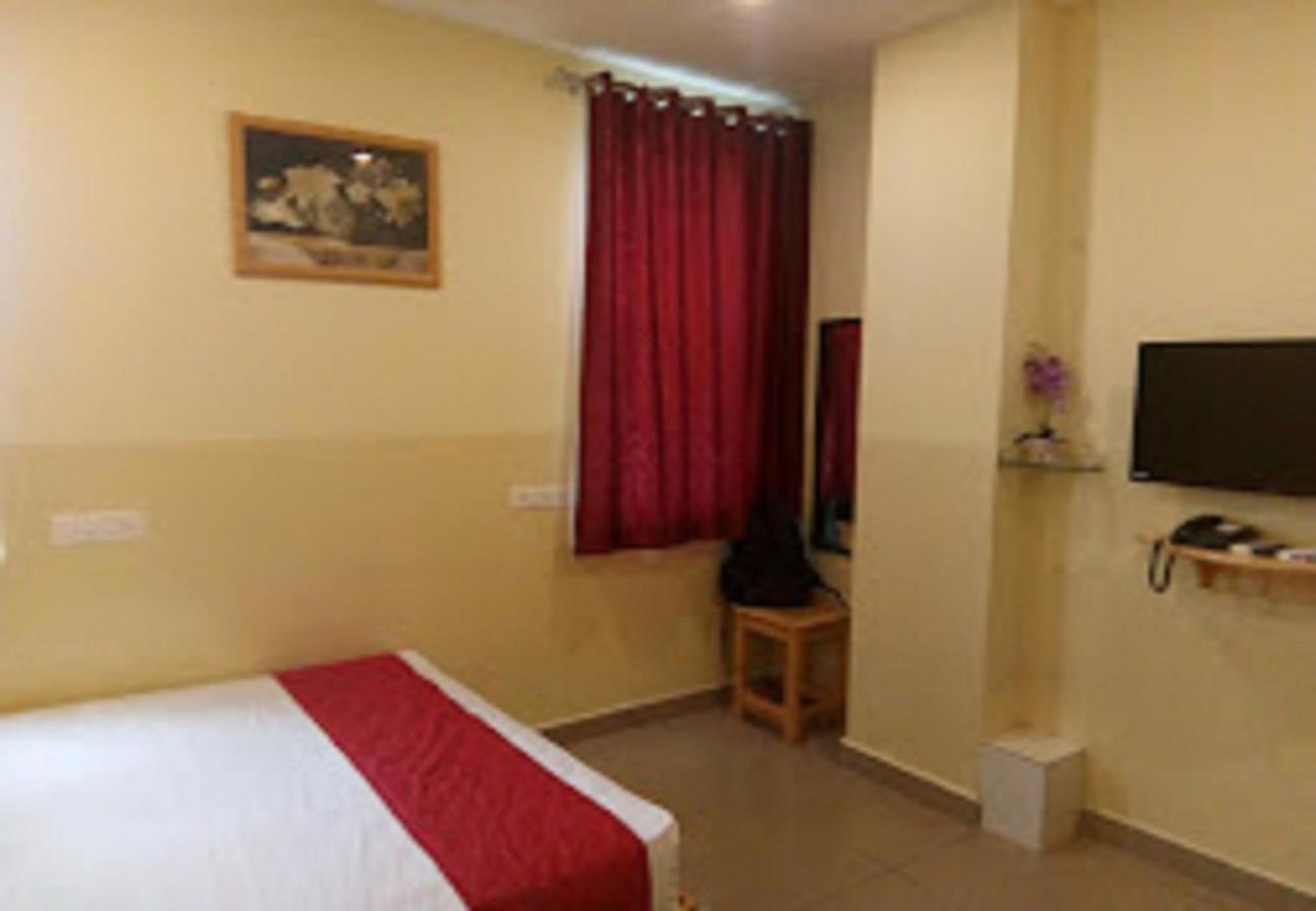 Chaplin Hotel Puduccseri Kültér fotó